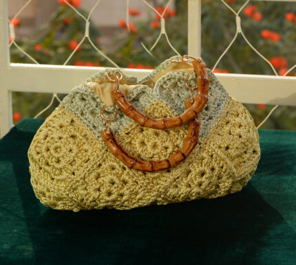 Hand bag with wooden handle